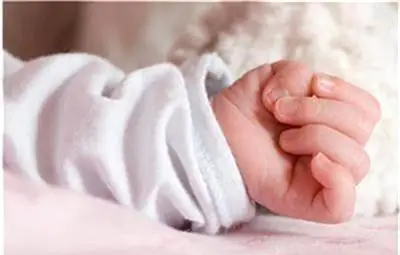 Безотговорни родители заключват бебето си само, то плаче с часове