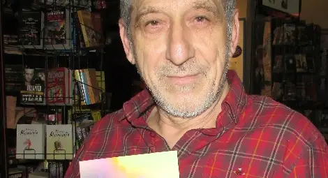 Емил Андреев раздава автографи днес в русенската книжарница "Хермес"