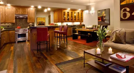 Красотата на състарения дървен под