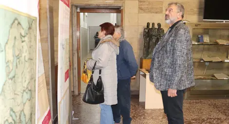 Националната библиотека показва документална изложба за католиците в България от XVII до XXI век в Русе Националната библиотека показва документална изложба за католиците в България от XVII до XXI век в Русе