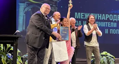 10-годишна Ванеса Кънчева от Добрич /на снимката/ е големият победител в 29-ото издание на конкурса „Северно сияние“. 10-годишна Ванеса Кънчева от Добрич /на снимката/ е големият победител в 29-ото издание на конкурса „Северно сияние“.