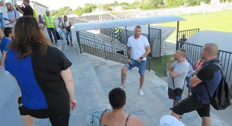 Юлиян Загоров говори с хора от фенклуба.                                                               Снимка: Русе Медиа