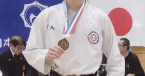 Боец от Две могили с бронз от световно по карате