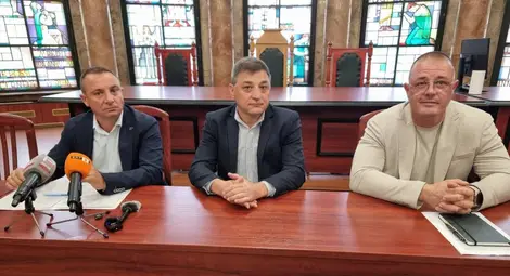 Иво Георгиев, Мирослав Маринов и ст. комисар Николай Кожухаров /от ляво надясно/ обясняват как е бил заловен убиецът.