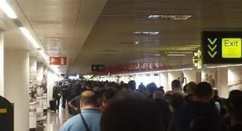 Нюйоркчанин изкарва по 1000 долара седмично от чакане на опашки Нюйоркчанин изкарва по 1000 долара седмично от чакане на опашки