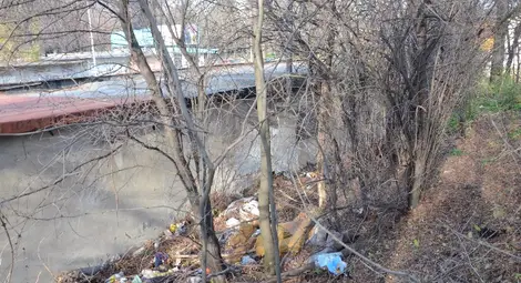 Две гаражни стени разбити заради един акумулатор