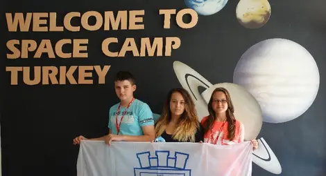 Осмокласници станаха две трети астронавти в космически център