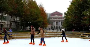 Светлинно шоу и фигуристи откриват ледената пързалка във вторник