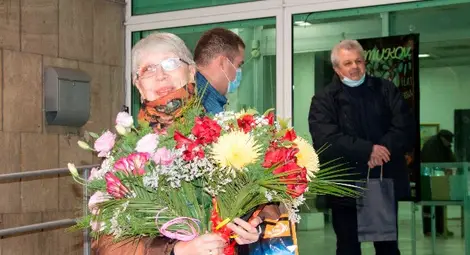 Виолета Радкова получи плакет &bdquo;Русе&ldquo; и много цветя. Снимка: РХГ