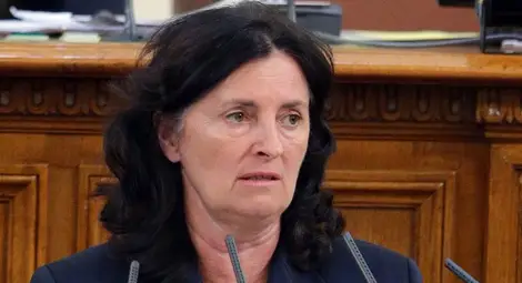 Бобева кани студенти на стаж чрез конкурс за есе 