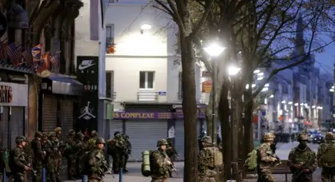 Екшънът в Париж продължава! Един от терористите избяга? (НА ЖИВО)