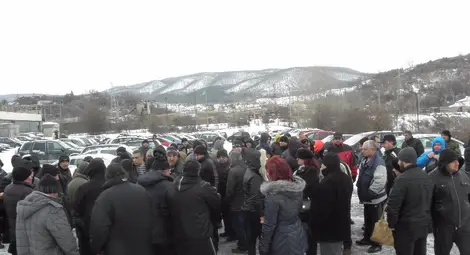 Цистерна едва не прегази протестиращите миньори в Бобов дол