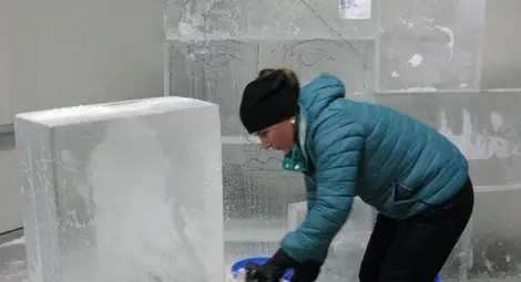 Осем художници превръщат 20 тона лед  в зимна приказка с виелици и светлина