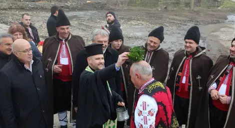 Ден след Бабинден в Черешово празнуваха и уникалния Дядовден Ден след Бабинден в Черешово празнуваха и уникалния Дядовден