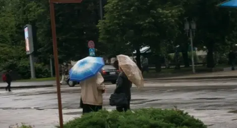 Облачно и дъждовно с по-ниски температури