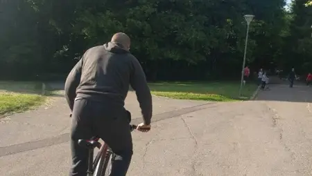 Колоездач блъсна малко момиченце в столичния Южен парк и избяга, вижте го