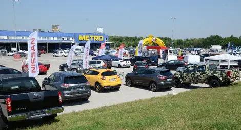 Десетки класни автомобили чакат гости пред &bdquo;Метро&ldquo;