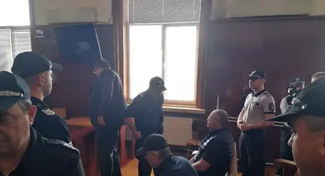 Гарабед Веринян и Михаил Михов в съдебната зала.                                Снимка: Архив