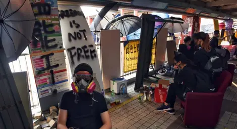 Протестиращите в Хонконг се барикадират, използват катапулти срещу полицията Протестиращите в Хонконг се барикадират, използват катапулти срещу полицията