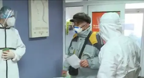 Доброволци на входа на болницата посрещат и помагат на пациентите.                                                          Снимки: Стоп кадри БНТ