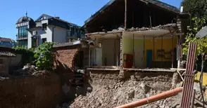 Строителен изкоп повлече стена на къща в центъра