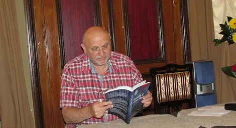 Валентин Христов представя грандиозната си колекция вицове