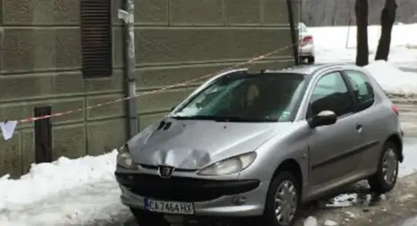 Ледени висулки трошат коли в центъра на София