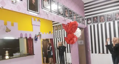 Галерия арт портрети показва кои са хората в Кукления театър