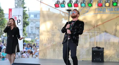 Миньони, спайдърмени и принцеси изпъстриха площада в летния карнавал