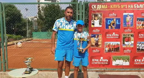 Двойният вицешампион с баща си Стефан. Снимка: Утро Двойният вицешампион с баща си Стефан. Снимка: Утро