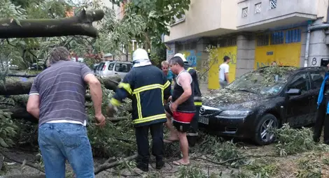 Вятър със скорост 86.4 км/ч помете Русе за 16 минути