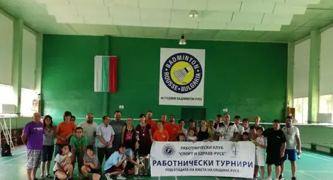 Веригата работнически турнири излъчи призьорите по бадминтон