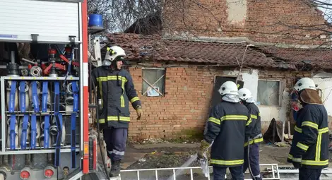 Пиян запали изоставена къща  и игра кючек пред огнеборците