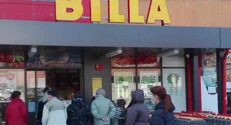 И промоциите управляват опашките пред хипермаркетите