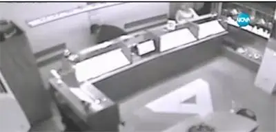 Въоръжен с нож обра посред бял ден златарски магазин в София (Видео)