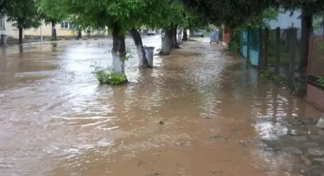 Нов потоп в Ружинци, жителите се опитват сами да спрат водата