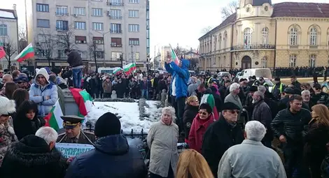 300 души пред парламента, протестиращи от февруарските бунтове държат речи