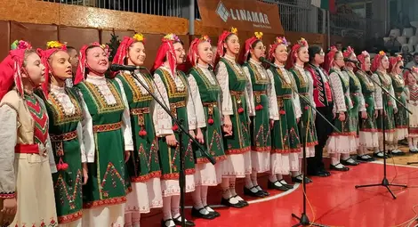 С мед ли посрещате децата ни, питат родители на бързащи за репетиции на &bdquo;Зорница&ldquo; момичета и момчета