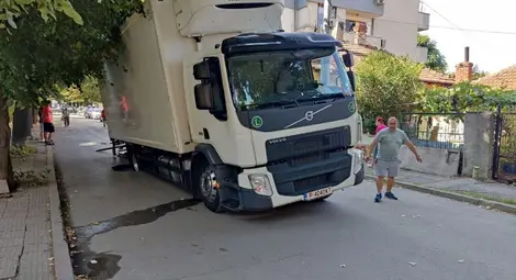 Камион с плодове и зеленчуци пропадна в дупка на „Видин“ Камион с плодове и зеленчуци пропадна в дупка на „Видин“