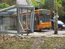 Автобус събори спирка и рани жена в Куклен Автобус събори спирка и рани жена в Куклен