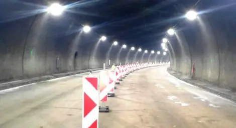 Лампи в тунел &bdquo;Витиня&ldquo; се срутиха върху автобус