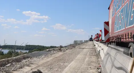 Премахнаха първия стоманобетонен панел на Дунав мост при Русе