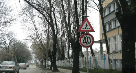 Пияни набили младеж заради забележка за счупен знак