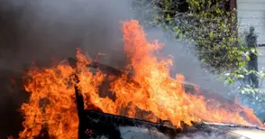 Кола пламна на паркинга на „Кауфланд“ в „Дружба“