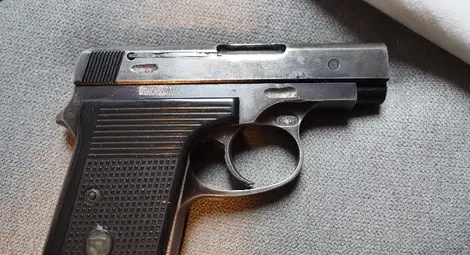 45-годишен задържан за брутално нападение с нож и незаконен арсенал като за война