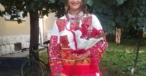 Абитуриентка от Спортното смая  съученици с народна носия на бала