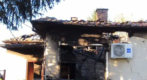 Взрив на газова бутилка остави майка и дъщеря без покрив над главите