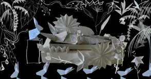 Слушах и сгъвах. Стана тик. Докато слушам ужасии, да сгъвам. „Смелостта на зайците“ идва в Русе