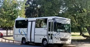 Автобус затвори велоалеята пред Дома на културата