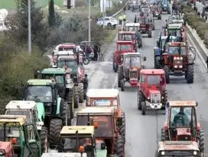 Гръцки фермери &rdquo;строяват&rdquo; трактори за блокада